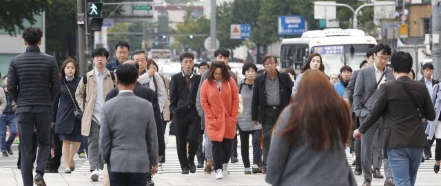 10일 오전 서울 세종대로 광화문광장 인근에서 시민들이 발걸음을 재촉하고 있다. 2018.10.10/뉴스1 © News1