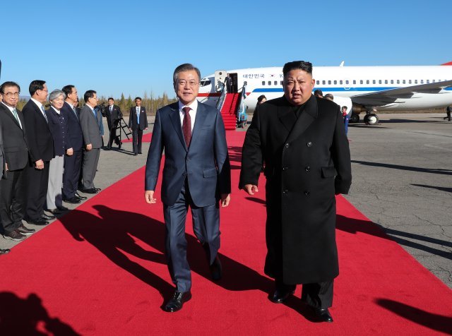 문재인 대통령이 20일 오전 삼지연 공항에 도착한 뒤 영접나온 김정은 북한 국무위원장과 함께 이동하고 있다.2018.9.20/뉴스1 © News1 평양사진공동취재단