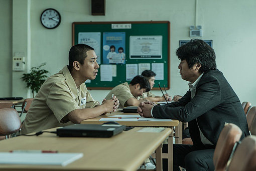 영화 ‘암수살인’에서의 김윤석(오른쪽)과 주지훈. 사진제공｜쇼박스