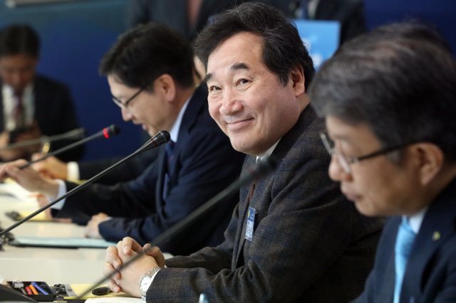 이낙연 총리가 12일 오후 경남 통영시 도남동 신아SB 조선소 5층에 마련된 ‘지역경제 현장 간담회’에서 모두발언 중 미소를 짓고 있다. 2018.10.12/뉴스1 © News1