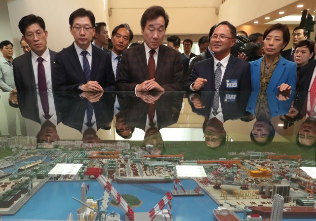 이낙연 총리,김경수 경남도지사가 12일 오후 경남 거제시 삼성중공업 거제조선소에서 시설현황을 살펴보고 있다. 2018.10.12/뉴스1 © News1