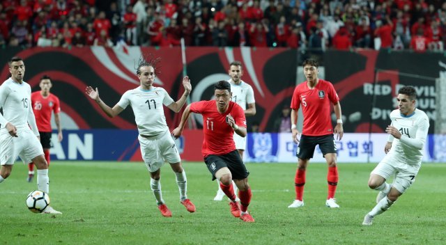 12일 오후 마포구 서울월드컵경기장에서 열린 KEB하나은행 초청 축구 국가대표팀 친선경기 대한민국과 우루과이의 경기에서 전반전 황희찬이 드리볼 돌파를 하고 있다. 2018.10.12/뉴스1 © News1