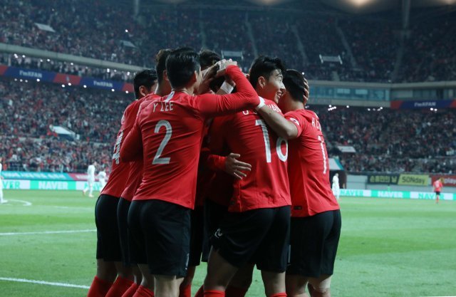 12일 오후 마포구 서울월드컵경기장에서 열린 KEB하나은행 초청 축구 국가대표팀 친선경기 대한민국과 우루과이의 경기에서 후반전 황의조가 동료들과 함께 환호하고 있다. 2018.10.12/뉴스1 © News1