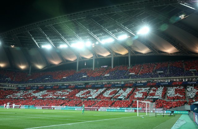 12일 오후 마포구 서울월드컵경기장에서 열린 KEB하나은행 초청 축구 국가대표팀 친선경기 대한민국과 우루과이의 경기에서 관중들이 카드섹션 ‘꿈은 이루어진다’를 만들고 있다. 2018.10.12/뉴스1 © News1