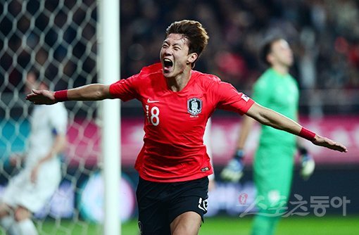 12일 서울 상암월드컵경기장에서 열린 한국과 우루과이의 평가전 경기에서 한국 황의조가 골을 넣은 뒤 환호하고 있다. 상암｜김민성 기자 marineboy@donga.com