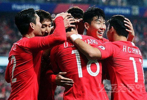 12일 서울 상암월드컵경기장에서 열린 한국과 우루과이의 평가전 경기에서 한국 황의조(가운데, 18번)가 골을 넣은 뒤 동료들과 기쁨을 나누고 있다. 상암｜김민성 기자 marineboy@donga.com