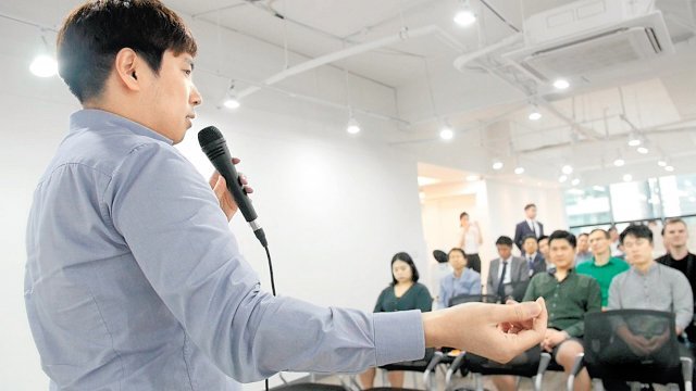 9월 7일 마일유니티코리아 한국 대사관 오픈식에서 최조셉 대사가 MILE 프로젝트를 발표하고 있다.