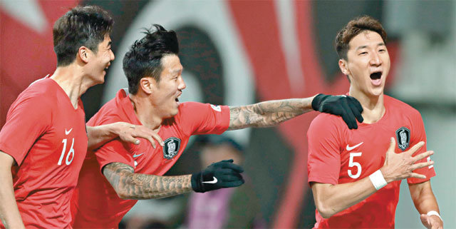 한국 축구 국가대표팀 정우영(오른쪽)이 12일 서울월드컵경기장에서 열린 우루과이와의 평가전에서 1-1 동점이던 후반 33분 결승골을 터뜨린 뒤 동료들과 세리머니를 하고 있다. 정우영의 골을 앞세워 한국은 우루과이를 상대로 8경기 만에 처음으로 승리를 맛봤다. 대한축구협회 제공