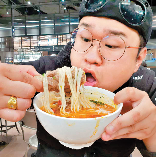 유튜브 구독자 41만5000명을 보유한 먹방 크리에이터 권회훈 씨가 방송에서 음식을 먹는 모습. 권 씨는 차진 입담과 ‘스까먹기’(섞어먹기) 등 유행어로 인기를 끌고 있다.