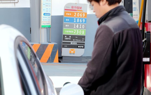 7일 서울시내 한 주유소에서 주유하는 모습. 2018.10.7/뉴스1 © News1