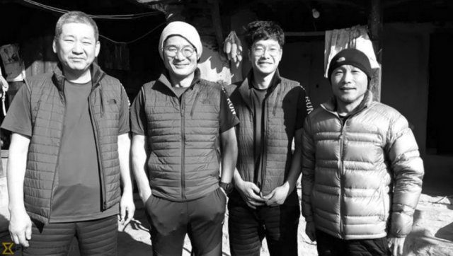 김창호 산악대장(왼쪽에서 두번째)을 포함한 ‘2018 코리안웨이 구르자히말 원정대’ 한국인 대원들이 12일(현지시간) 네팔의 히말라야 산악지대에서 사망한 것으로 확인됐다. (카트만두포스트 캡처) 2018.10.13/뉴스1