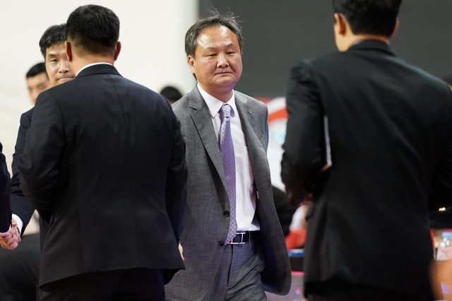 KT를 이긴 뒤 상대 코칭스태프와 인사하고 있는 현대모비스 유재학 감독.
