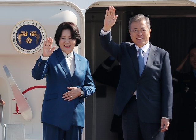 문재인 대통령과 부인 김정숙 여사가 13일 오전 경기도 성남시 서울공항에서 프랑스로 출국하며 손인사를 하고 있다. 2018.10.13/뉴스1 © News1