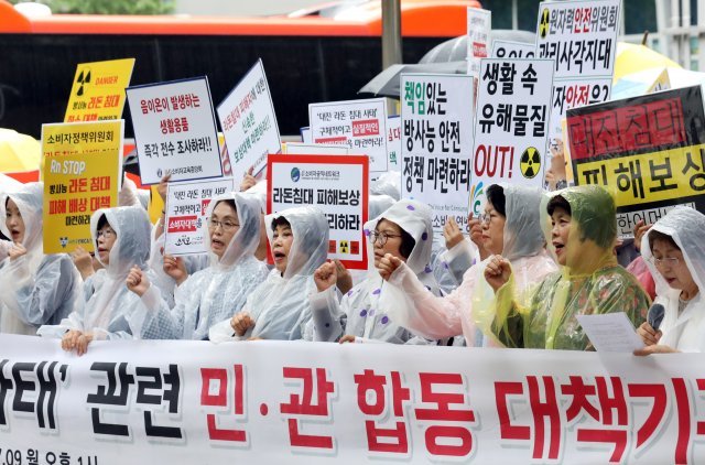 한국소비자단체협의회 회원들이 지난7월 9일 오후 서울 종로구 정부서울청사 후문 앞에서 열린 ‘대진 라돈 침대 사태 관련 3차 기자회견‘에서 구호를 외치고 있다. 이들은 이날 가자회견을 통해 정부에 ’대진 라돈 침대 사태‘와 관련한 민·관 합동 기구 설치와 신속한 사태해결을 촉구했다. 2018.7.9/뉴스1 © News1