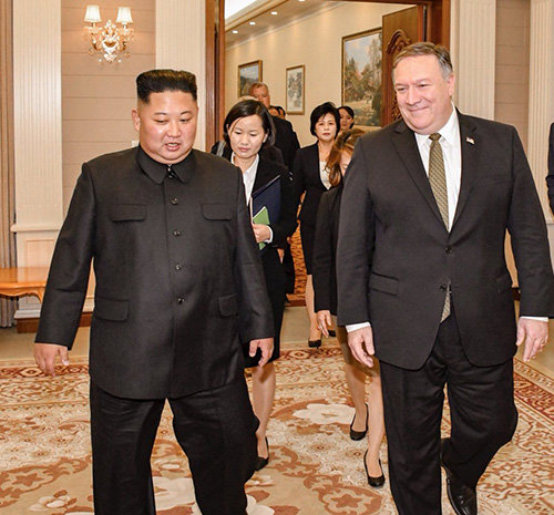 7일 오전 평양에서 김정은 북한 국무위원장(왼쪽)을 만난 폼페이오 장관. 사진출처 폼페이오 장관 트위터