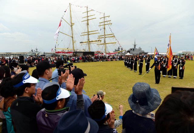 14일 제주해군기지 부대개방 행사에서 관광객들이 해군 의장대의 화려한 총검술에 박수를 보내고 있다.(해군제공)2018.10.14/뉴스1