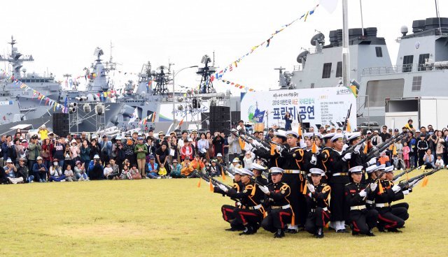 14일 제주해군기지 부대개방 행사에서 관광객들이 해군 의장대의 화려한 총검술에 박수를 보내고 있다. (해군제공)2018.10.14/뉴스1