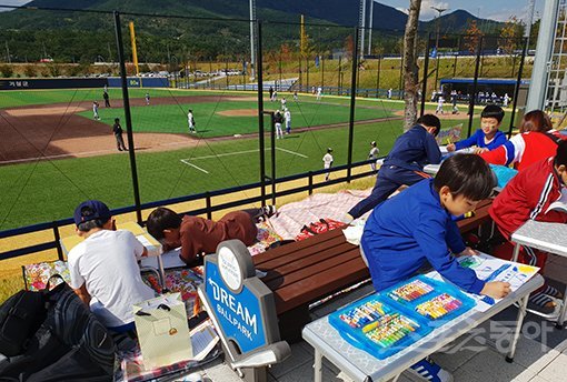 2018 기장국제야구대축제의 사전행사로 부산시 기장군 기장현대차드림볼파크에서 열린 제1회 야구장 사생대회 모습. 스포츠동아DB