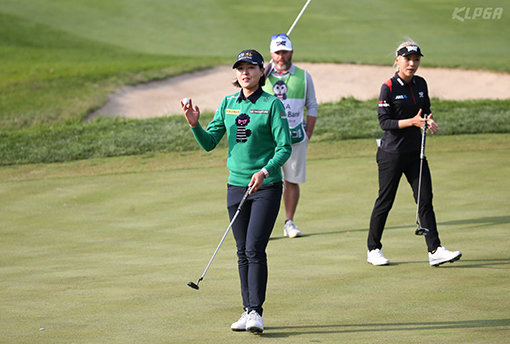 14일 인천 스카이72 골프앤 리조트에서 열린 ‘LPGA KEB하나은행 챔피언십’ FR에서 전인지(가운데)가 18번홀 경기를 마치며 인사를 하고 있다. 사진제공｜KLPGA