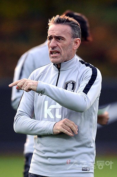 한국 축구대표팀 파울루 벤투 감독이 파나마와의 평가전을 이틀 앞둔 14일 파주 국가대표트레이닝센터(NFC)에서 진행한 훈련에서 선수들의 모습을 지켜보고 있다. 강한 상대를 만나도 높은 점유율을 바탕으로 효율적인 공격을 펼치는 ‘벤투 스타일’ 뒤에는 철저한 분석과 훈련, 그리고 약속된 플레이가 있다. 파주｜김종원 기자 won@donga.com