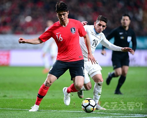 지난 12일 서울 상암월드컵경기장에서 열린 한국과 우루과이의 평가전 경기에서 기성용(왼쪽)이 우루과이 선수와 볼 다툼을 벌이고 있다. 스포츠동아DB