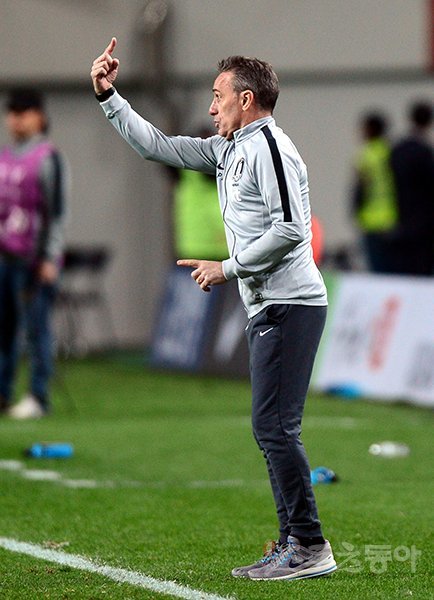 지난 12일 서울 상암월드컵경기장에서 열린 한국과 우루과이의 평가전 경기에서 한국 벤투 감독이 작전을 지시하고 있다. 스포츠동아DB