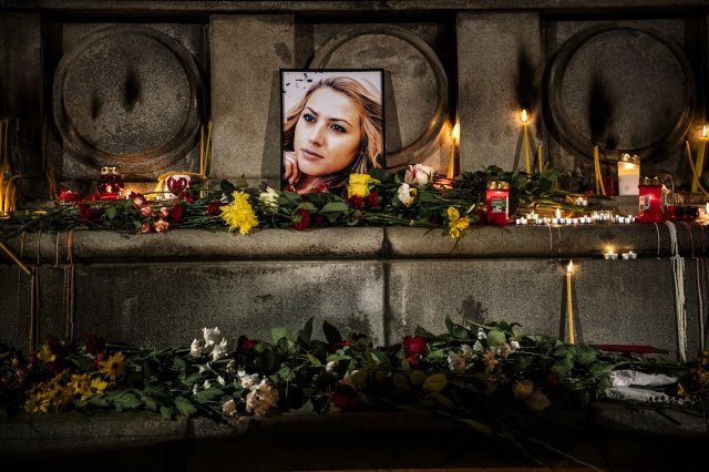 지난 8일 시신으로 발견된 불가리아의 여성 기자인 빅토리아 마리노바의 사진 앞에 추모객들이 꽃과 촛불을 바쳤다. © News1