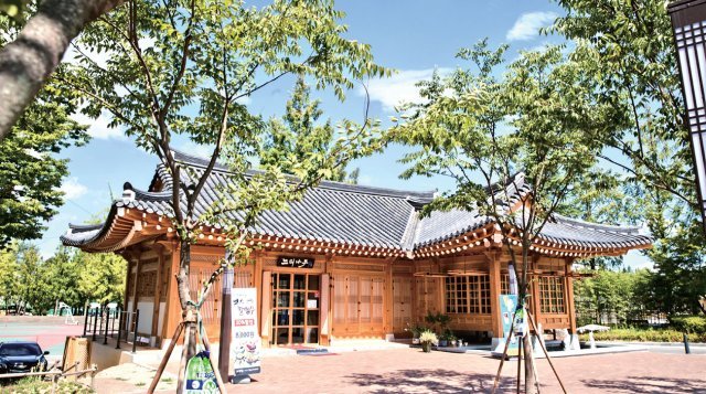 MG새마을금고의 재원 마련으로 지어진 지역주민들과 공유하는 휴식 공간 ‘느티나무 카페’. 전북대 제공