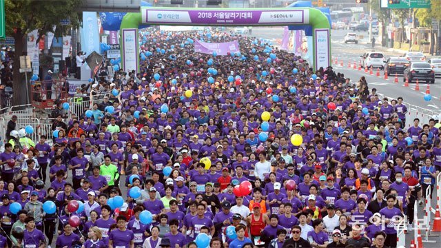 달림이 1만 명이 14일 열린 2018 서울달리기대회에서 힘차게 출발선을 나서고 있다. 양회성 기자 yohan@donga.com