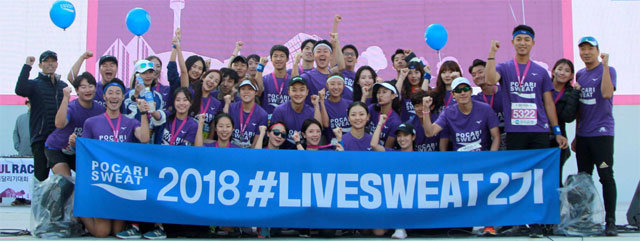 포카리스웨트 러닝크루 ‘라이브스웨트’가 14일 서울달리기대회에서 10km 완주를 자축하고 있다. 기록 경신을 목표로 함께 땀 흘리는 라이브스웨트는 이번 대회에서 수상자 2명(남자 2위, 여자 4위)을 배출했다. 동아오츠카 제공