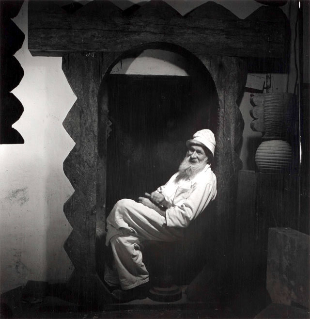 1946년 웨인 밀러가 촬영한 ‘아틀리에의 브랑쿠시’. ⓒMangum Photos 엄미술관 제공