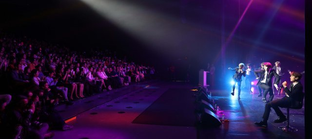 14일(현지시간) 프랑스 파리 르 트레지엠 아트 공연장에서 열린 한-불 우정콘서트에서 방탄소년단이 공연을 선보이고 있다. ﻿【파리(프랑스)=뉴시스】