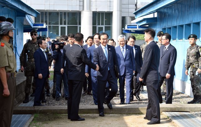 13일 경기도 파주시 판문점 북측 통일각에서 열린 남북 고위급회담에서 조명균 통일부장관이 회의 참석을 위해 군사분계선을 넘어 북측지역으로 들어서고 있다. 2018.8.13/뉴스1 © News1 사진공동취재단