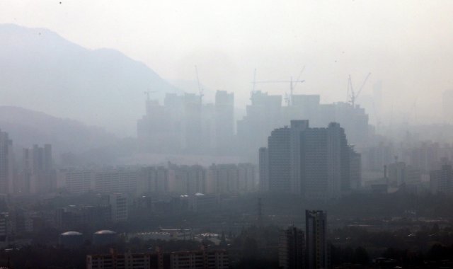 15일 오후 서울 송파구 롯데월드타워에서 바라본 일대가 뿌옇게 보이고 있다. 국립환경과학원 대기질통합예보센터는 이날 수도권을 비롯한 한반도 서쪽지역에서 미세먼지 농도가 ‘나쁨’ 수준을 보일 것으로 예보했다. 2018.10.15/뉴스1