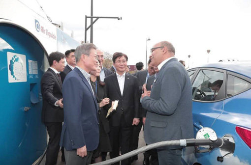 프랑스를 국빈 방문하고 있는 문재인 대통령이 파리 알마 광장의 수소충전소에서 투싼 수소전기차를 운전하는 택시 기사와 대화하고 있다. 사진제공｜청와대