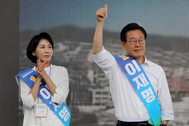 지방선거 당시 이재명 후보와 부인 김혜경씨가 유권자들에게 지지를 호소하고 있는 모습…2018.6.11/뉴스1
