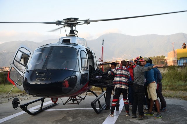 14일(현지시간) 네팔 카트만두 소재 트리부반 국립 대학병원에서 관계자들이 히말라야 구르자히말 등반 도중 사망한 등반대원의 시신을 옮기고 있다. 2018.10.15/뉴스1