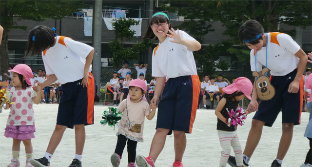 한울타리 중학교-어린이집 ‘함께 운동회’ 일본 도쿄 세타가야구에 자리한 기누타미나미 중학교 학생들이 
6월 운동회에서 교내 어린이집 아이들과 함께 ‘앙팡맨(호빵맨)’ 댄스를 추고 있다. 오래전부터 저출산 고령사회에 진입한 일본은 
학교에 어린이집, 노인시설, 지역문화시설 등을 결합해 학교 활용도를 높이고 있다. 우리나라도 ‘교육시설복합화법’(가칭)을 만들어 
어린이집이나 도서관, 양로원, 체육관 같은 시설을 허용할 예정이다. 일본 기누타미나미 중학교 제공