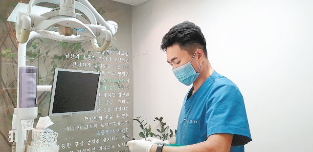 노인 환자들이 임플란트 치료를 손쉽게 받을 수 있도록 수술시간과 위험을 최소화한 김용문 룡플란트 치과 원장. 룡플란트 치과 제공