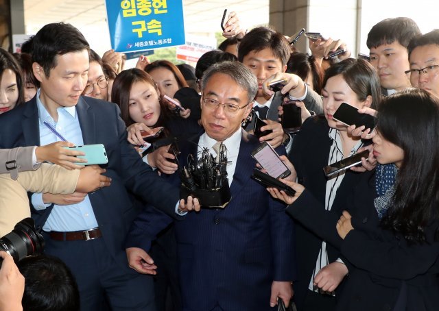 임종헌 전 법원행정처 차장이 15일 오전 서울 서초구 서울지방검찰청으로 출석하고 있다. 사법농단 사태의 핵심 ‘키맨’으로 꼽히는 임 전 차장은 양승태 사법부 시절 법원행정처 요직에 재임하며 각종 사법행정권 남용의 핵심 역할을 한 것으로 의심받고 있다. 2018.10.15/뉴스1 © News1