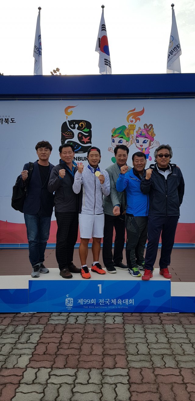 제99회 전국체육대회 정구 남자일반부에서 4연패를 달성한 김동훈. 김동훈은 NH농협은행 코치로 제2의 인생을 시작한다.