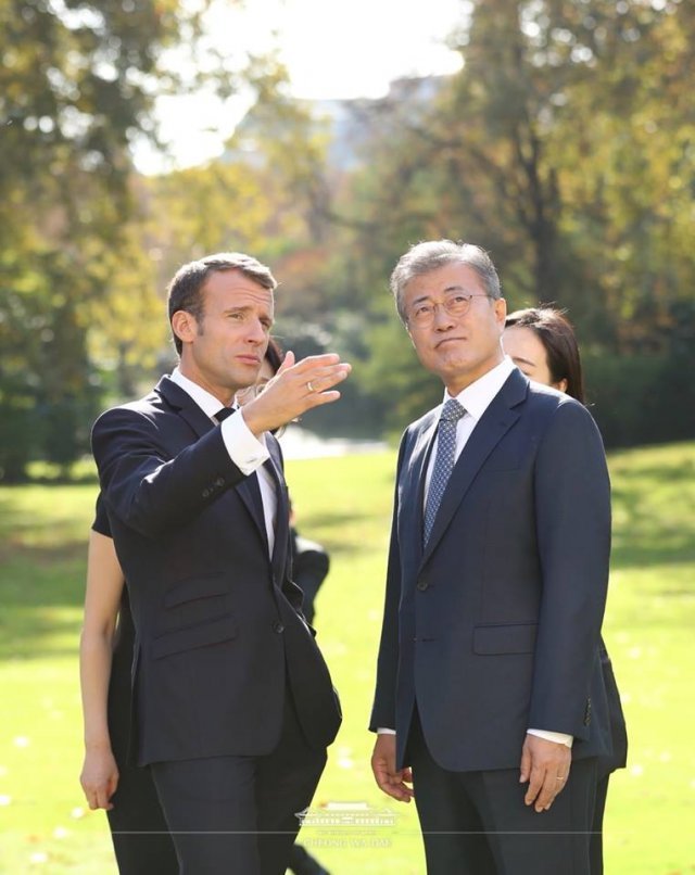 문재인 대통령과 에마뉘엘 마크롱 프랑스 대통령이 15일 오후(현지시간) 프랑스 파리 엘리제궁 앞뜰을 거닐며 대화를 나누고 있다.(청와대 페이스북) 뉴스1