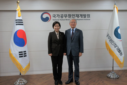 김진성 고려사이버대학교 총장(오른쪽)과 양향자 국가공무원인재개발원장. 사진제공=고려사이버대학교