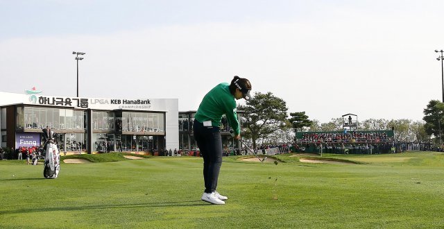 전인지가 14일 오후 인천 중구 스카이(SKY)72 골프 앤 리조트에서 열린 ‘LPGA KEB하나은행 챔피언십’ 마지막 라운드 18번홀에서 서드샷을 하고 있다.  (LPGA KEB하나은행챔피언십 대회본부 제공) 2018.10.14/뉴스1