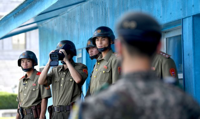 경기도 파주시 판문점에서 북한 군인들이 경계근무를 서고 있다. 2018.8.13/뉴스1 © News1 사진공동취재단