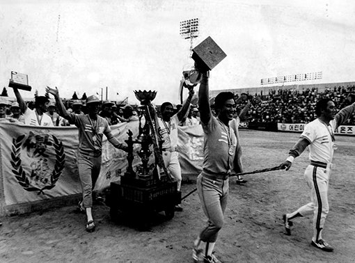 유일하게 한국시리즈가 무산됐던 1985년 삼성의 우승 세리머니. 당시 전·후기 통합우승으로 한국시리즈가 열리지 않았다.