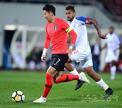 한국 축구 국가대표팀이 16일 충청남도 천안종합운동장에서 국제축구연맹(FIFA) 랭킹 70위 파나마와 평가전을 가졌다. 한국 손흥민(왼쪽)이 파나마 수비를 뚫고 공격을 하고 있다. 천안｜김종원 기자 won@donga.com