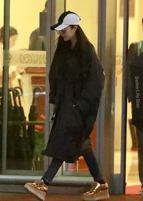 135일 동안 행적이 묘연했던 중국 배우 판빙빙이 15일 베이징 서우두공항에서 파파라치 카메라에 포착됐다. 홍콩 펑황왕 등은 16일 판빙빙의 사진을 싣고 “그는 매우 수척한 모습이었으며 내내 무표정했다”고 전했다. 펑황왕 캡처