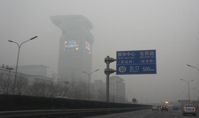 최고 단계 아닌데도… 뿌연 베이징 시내 초미세먼지(PM2.5) 농도를 포함한 대기오염 지수가 올해 
하반기 처음으로 200을 넘어 가장 심각한 단계보다 한 단계 아래인 ‘중도(重度)오염’을 보인 15일 중국 베이징 시내가 스모그로
 뿌옇다. 베이징은 지난 주말부터 갑작스럽게 대기오염 수준이 악화됐다. 사진 출처 진르터우탸오(今日頭條)