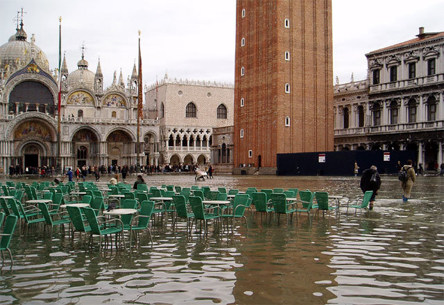 2004년 대홍수로 물에 잠긴 베네치아 산마르코 광장. 사진 출처 위키미디어